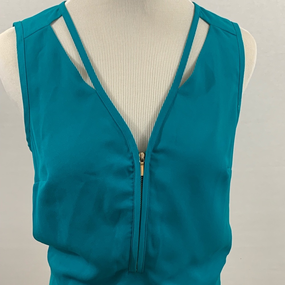 Bebe: Green V-neck Crop Top